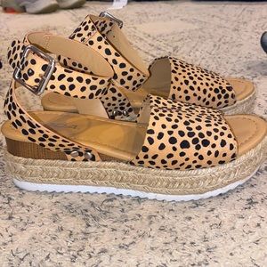 Spotted/leopard platform sandals